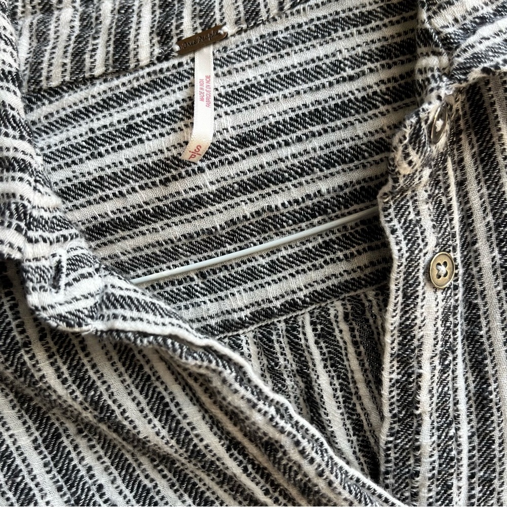 Free People Lust For Life Crop Top Sz S Twist Front Stripe Black White EUC - Picture 12 of 16
